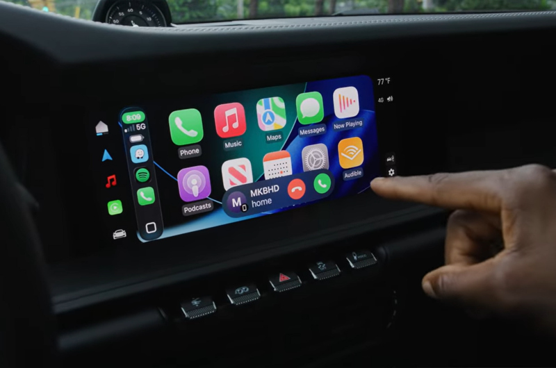 Display von iOS 26 Carplay mit diversen Icons und einem eingehen Anruf.
