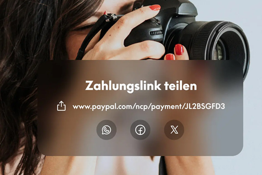 Nahaufnahme einer Person, die mit einer Spiegelreflexkamera ein Foto macht. Auf dem Bild ist eine Pop-up-Fläche mit einem PayPal-Zahlungslink platziert. Copyright : PayPal