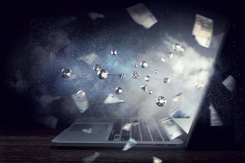 Ein geöffneter Laptop, dessen Bildschirm von Metallkugeln durchschlagen wird.