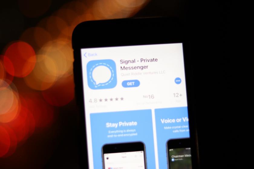 Ab sofort ist die Telefonnummer eines Signal-Nutzers nicht mehr automatisch für alle Chatpartner sichtbar. Nur Personen, die die Nummer bereits im Telefonbuch gespeichert haben, können diese einsehen. (Quelle: deadburnett - 123RF)