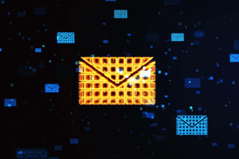 Ein goldener, digitaler Briefumschlag schwebt neben kleineren blauen Briefumschlägen.