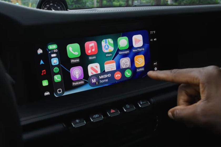 Display von iOS 26 Carplay mit diversen Icons und einem eingehen Anruf.