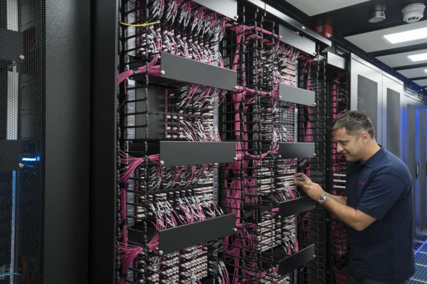 Betreiber von Rechenzentren müssen sich im Rahmen von Optimierungen und Modernisierungen der internen Hardwareinfrastruktur auch mit den aktuellen KRITIS-Anforderungen auseinandersetzen.