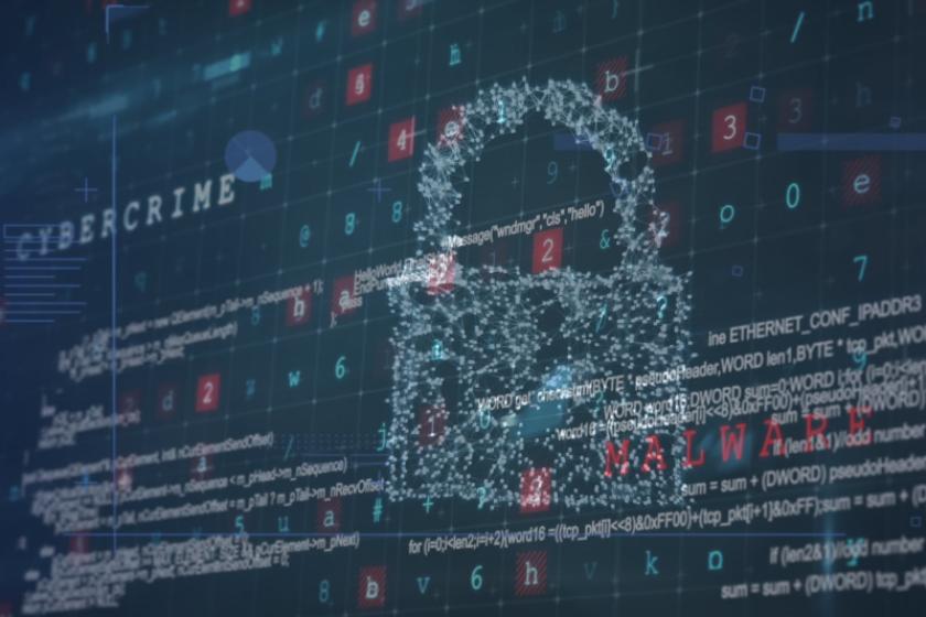 Ein symbolisiertes Vorhängeschloss umgeben von Programmiercode und den Worten Cybercrime und Malware.