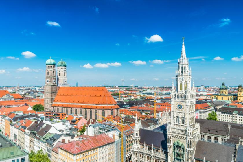 Luftaufnahme des Neuen Rathauses in München mit der Frauenkirche im Hintergrund.