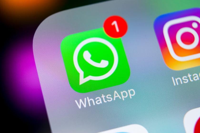 Ausschnitt eines Smartphone-Displays mit dem WhatsApp-Icon und einer roten Zahl eins darüber.