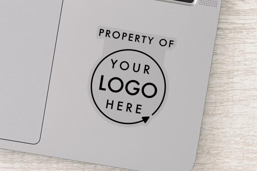 Mit einem eigenen Logo-Aufkleber wird schnell deutlilch, wem das Notebook gehört.