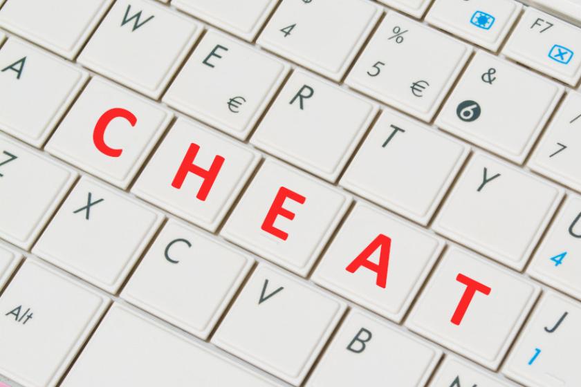 Tastatur mit dem Begriff CHEAT, buchstabiert in Rot auf fünf der Tasten.