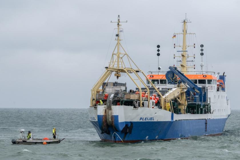 Ein Schiff vor Sassnitz führt das 800 km lange Seekabel von GlobalConnect nach Deutschland.
