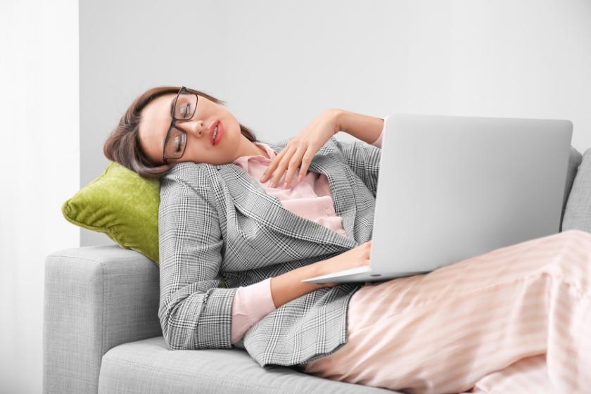 Der Albtraum jeder HR-Abteilung – Mitarbeiter, die das Home Office mal eben für ein kleines Schläfchen nutzen. (Quelle: serezniy – 123RF)