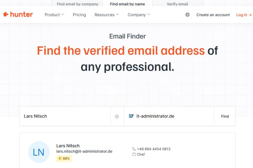 Name und Firma sollten bei "hunter.io" zum Auffinden der gewünschten Person ausreichen.