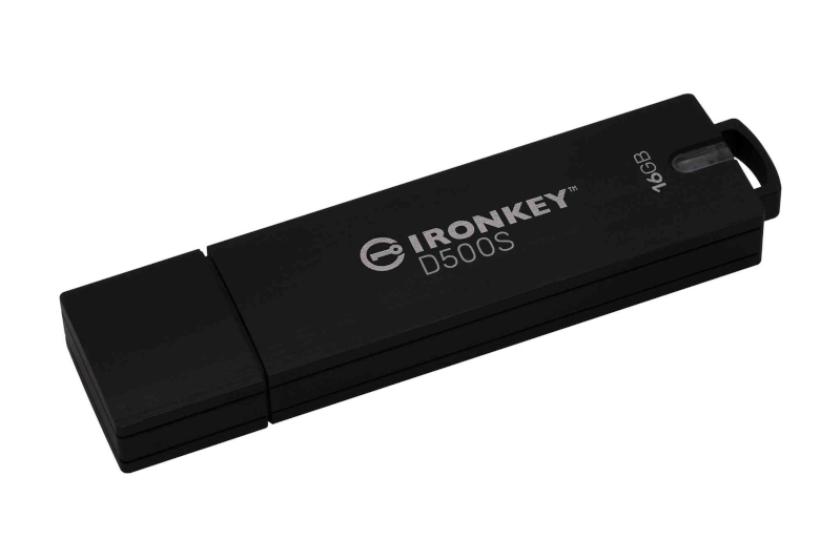 Ein schwarzer USB-Stick mit dem Schriftzug Ironkey D500S.
