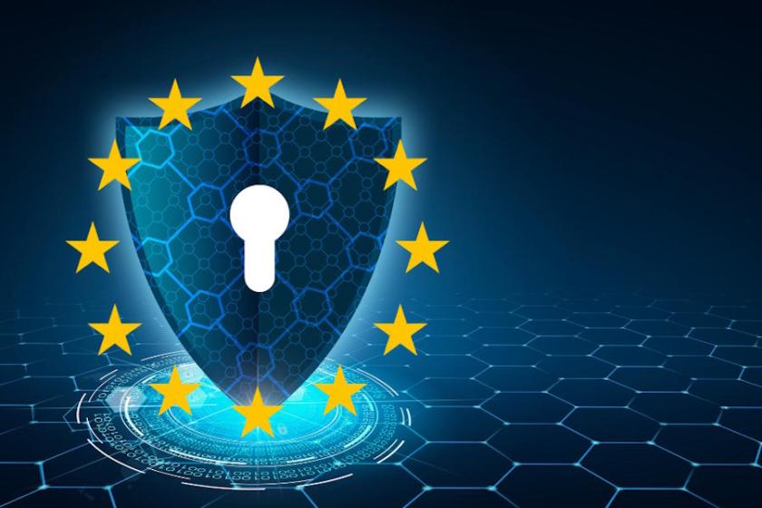 Illustration eines digitalen Schutzschilds mit EU-Sternen und Schloss-Symbol – steht für die EU-Regulierungen NIS2 und DORA zur Cybersicherheit. (Quelle: achelos GmbH)