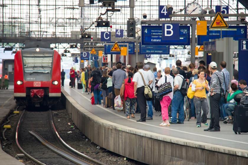 Weite Strecken und schlechte Zugverbindungen erschweren vielen jungen Azubis die Ausbildung zum Fachinformatiker.