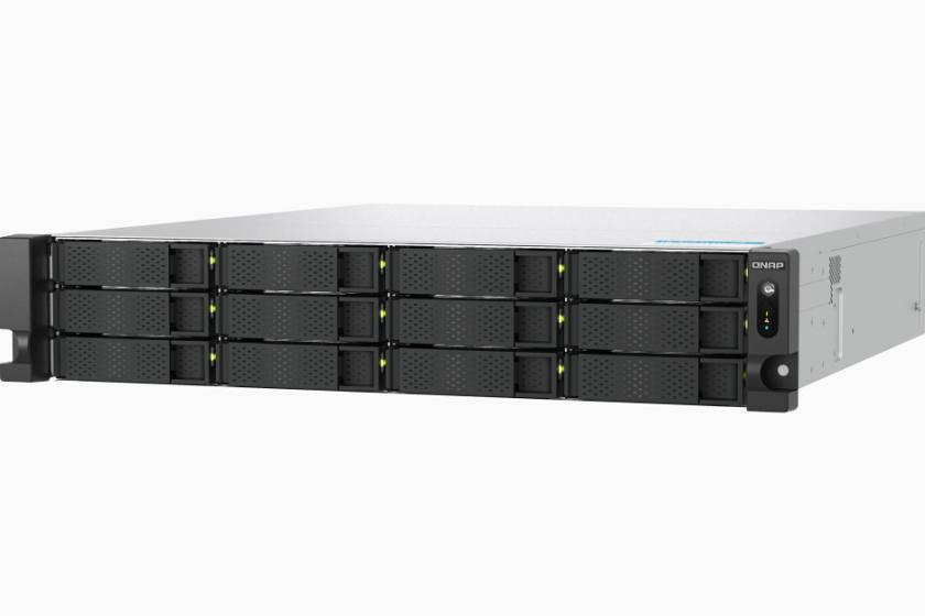 Mit zwei Höheneinheiten bietet das Modell TS-h1277AXU-RP zwölf Laufwerkseinschübe.
