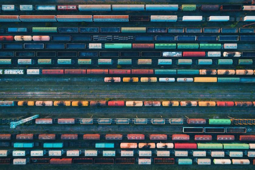 Luftaufnahme eines großen Rangierbahnhofs mit zahlreichen abgestellten Güterwaggons – Symbol für die Komplexität der Trassen- und Fahrplanplanung im Schienenverkehr. (Quelle: denisbelitsky – 123RF)