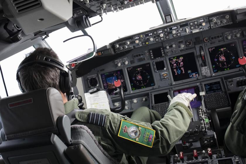 Pilot im Cockpit eines Boeing P-8A Poseidon der Royal Air Force mit Blick auf die Instrumententafeln und Überwachungssysteme. (Quelle: NetApp)