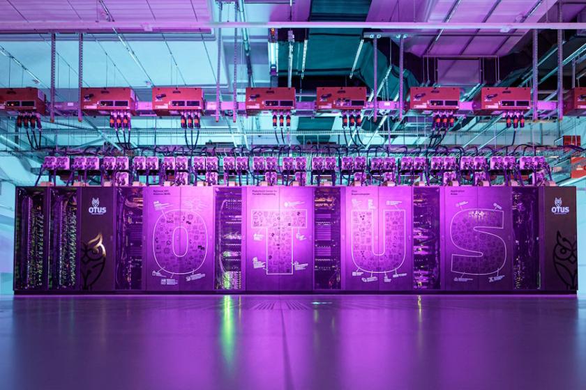 Supercomputer „Otus“ im Rechenzentrum der Universität Paderborn, beleuchtet in violettem Licht. (Quelle: Universität Paderborn)