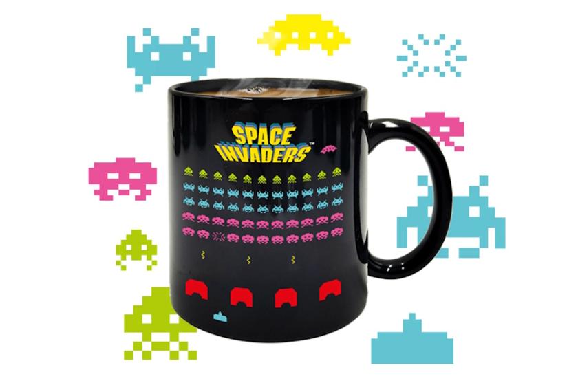 Angriff der Koffein-Aliens – der Kaffeebecher mit Thermoeffekt erfreut die Herzen von Retro-Fans.