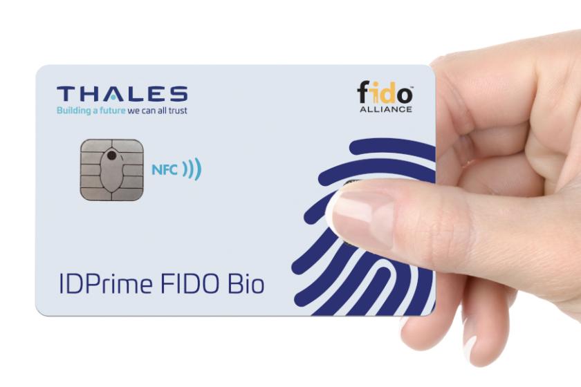 Anstelle eines Passworts können sich die Benutzer mit einem Fingerabdruck über den Sensor auf der Karte oder einer PIN anmelden.