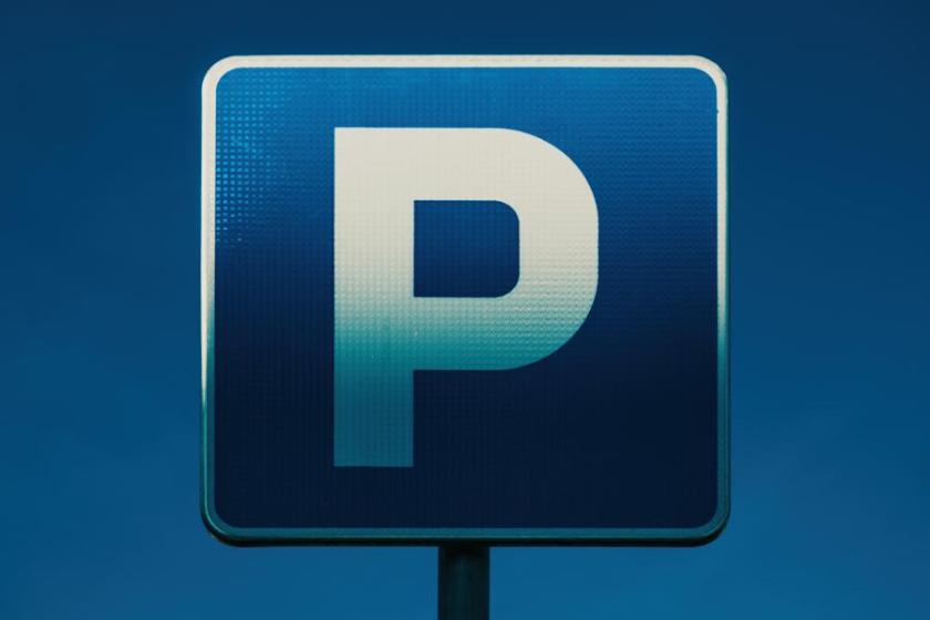 Symbolfoto: Blaues Park-Schild mit weißem P als Metapher für das Parken von Festplatten im Standby-Modus unter Linux. (Quelle: stevanovicigor – 123RF)