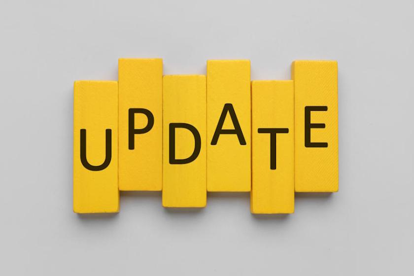 Gelbe Holzblöcke mit Buchstaben ergeben das Wort Update als Symbol für Softwareaktualisierungen.(Quelle: serezniy – 123RF)
