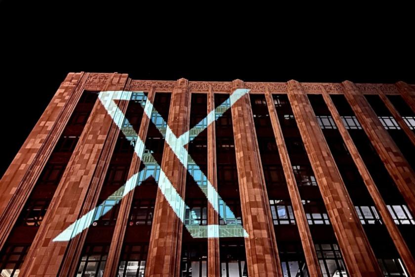 Musk ließ das neue Twitter-Logo auf die Firmenzentrale projezieren: "Our headquarters tonight" schreibt er im zugehörigen Tweet. (Quelle: Twitter)