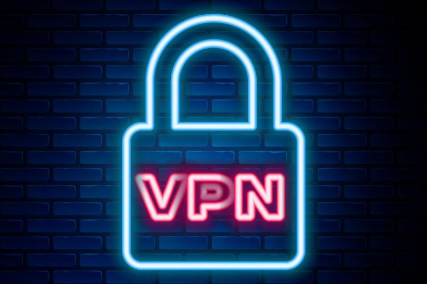 Leuchtende Neonlinie VPN-Sperrsymbol isoliert auf Backsteinmauerhintergrund. Buntes Rahmenkonzept. Vektor