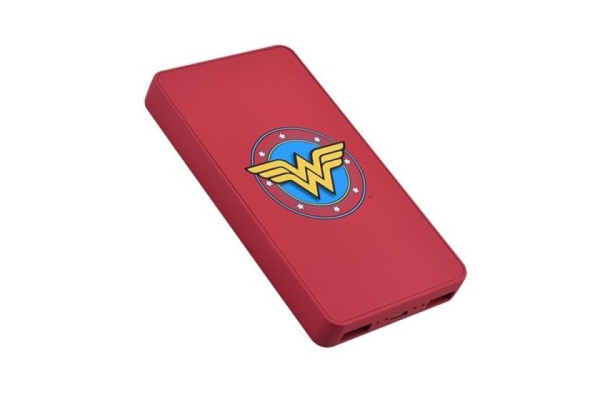 Ein Schütteln der stylishen Powerbank bringt das Wonderwoman-Logo zum Leuchten.