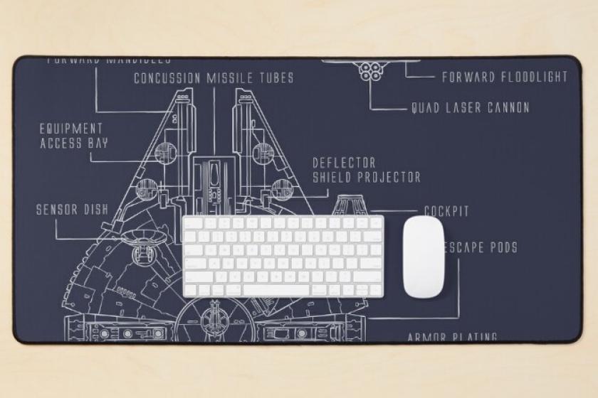 Viel Platz zum Navigieren: Das XXL-Mauspad mit den Bauplänen des Millenium Falcon. (Quelle: Redbubble.com)