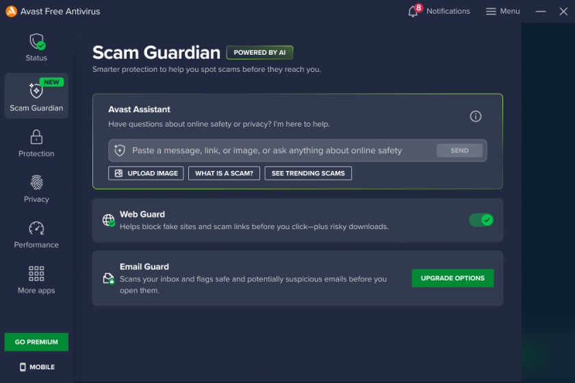 Die dunkel gestaltete Benutzeroberfläche von Scam Guardian mit einem Eingabefeld für Fragen an die integrierte KI.