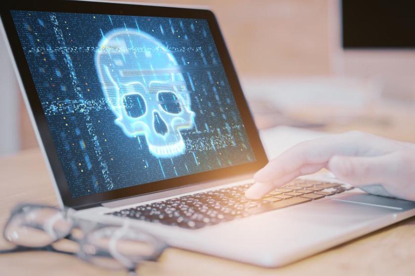 Aufgeklapptes Laptop mit einem Totenkopf auf dem Bildschirm. (Quelle: peshkov – 123RF)