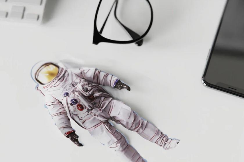 Ob für Brille, Smartphone oder Monitor – der Putztuch-Astronaut nimmt sich jeden Jobs an.