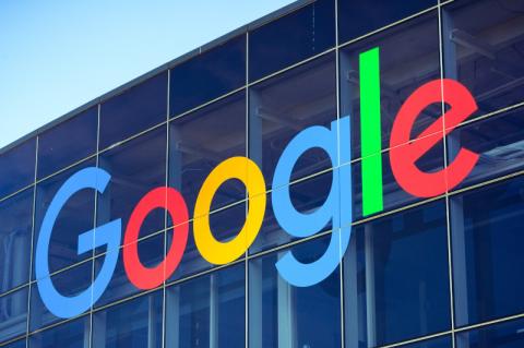 Google-Logo auf einem der Gebäude in Googleplex, dem Hauptcampus des Unternehmens im Silicon Valley.