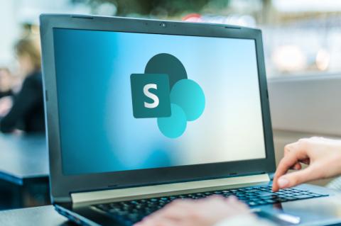 Ein Laptop-Rechner mit dem SharePoint-Logo auf dem Bildschirm.