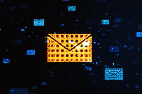 Ein goldener, digitaler Briefumschlag schwebt neben kleineren blauen Briefumschlägen.