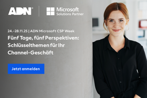 Junge Frau lehnt lächelnd an einen Text, der die CSP Week bewirbt.