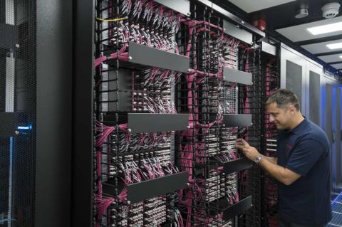 Betreiber von Rechenzentren müssen sich im Rahmen von Optimierungen und Modernisierungen der internen Hardwareinfrastruktur auch mit den aktuellen KRITIS-Anforderungen auseinandersetzen.