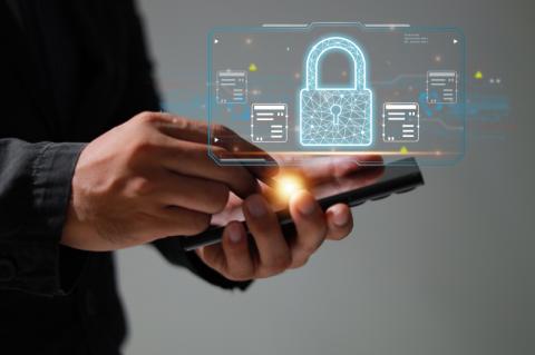 Mithilfe neuer Features und Gemini Nano möchte Google seine Nutzer besser vor Betrug sowie Datenklau schützen. (Quelle: yakuzakorat - 123RF)