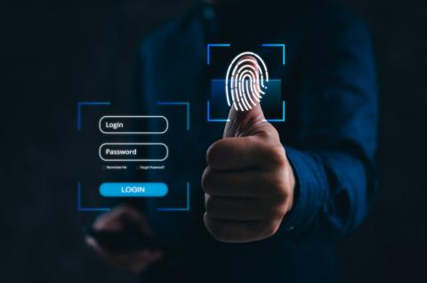 Ein Daumenfingerabdruck wird gescannt, daneben erscheint ein Login-Feld mit Benutzername- und Passwort-Eingabe.