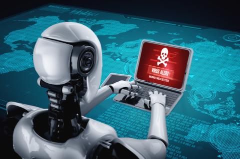 Ein Roboter sitzt an einem Laptop mit einem Virus-Warnhinweis auf dem Biildschirm. Der Laptop steht auf einer digitalen Weltkarte.