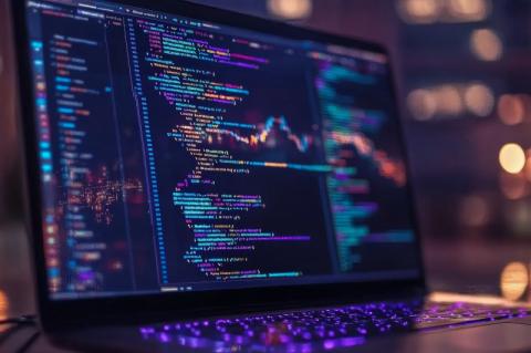Laptop-Bildschirm mit Programmiercode.