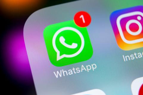 Ausschnitt eines Smartphone-Displays mit dem WhatsApp-Icon und einer roten Zahl eins darüber.