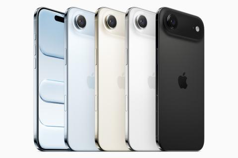 Fünf Apple iPhone Air nebeneinander aufgereiht in hellblau, gold, weiß und schwarz.