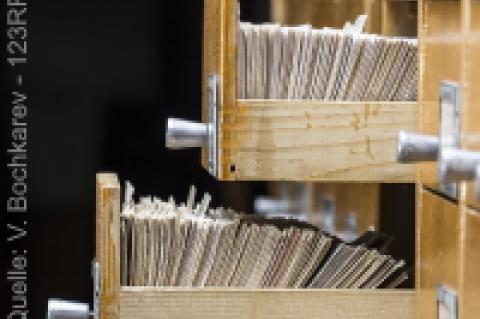 Office 365 und Exchange Online geben sich bei der Archivierung nicht so angestaubt wie auf dem Bild.