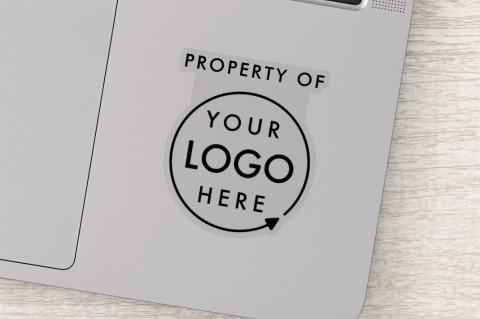 Mit einem eigenen Logo-Aufkleber wird schnell deutlilch, wem das Notebook gehört.