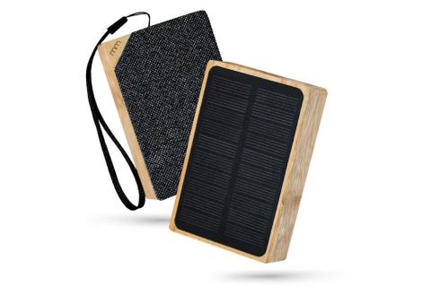 Der solarbetriebene Bluetooth-Lautsprecher ist mit seinen Maßen von 6,2 x 9,8 x 2,9 cm fast schon Hostentaschen-tauglich.