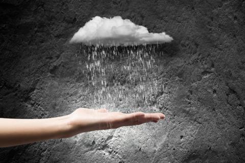 Unternehen müssen sich und ihre Mitarbeiter bestmöglich vor Gefahren in der Cloud schützen.