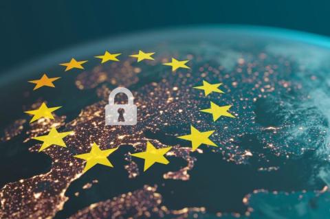 Karte von Europa mit EU-Sternenkreis und Schloss-Symbol – Symbolbild für den europäischen Cyber Resilience Act und IT-Sicherheitsregulierung. (Quelle: achelos GmbH)