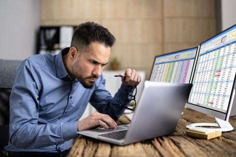 Um ein Fenster vom einen auf den andere Monitor zu schieben, muss man bei Windows 7 nicht lange suchen
